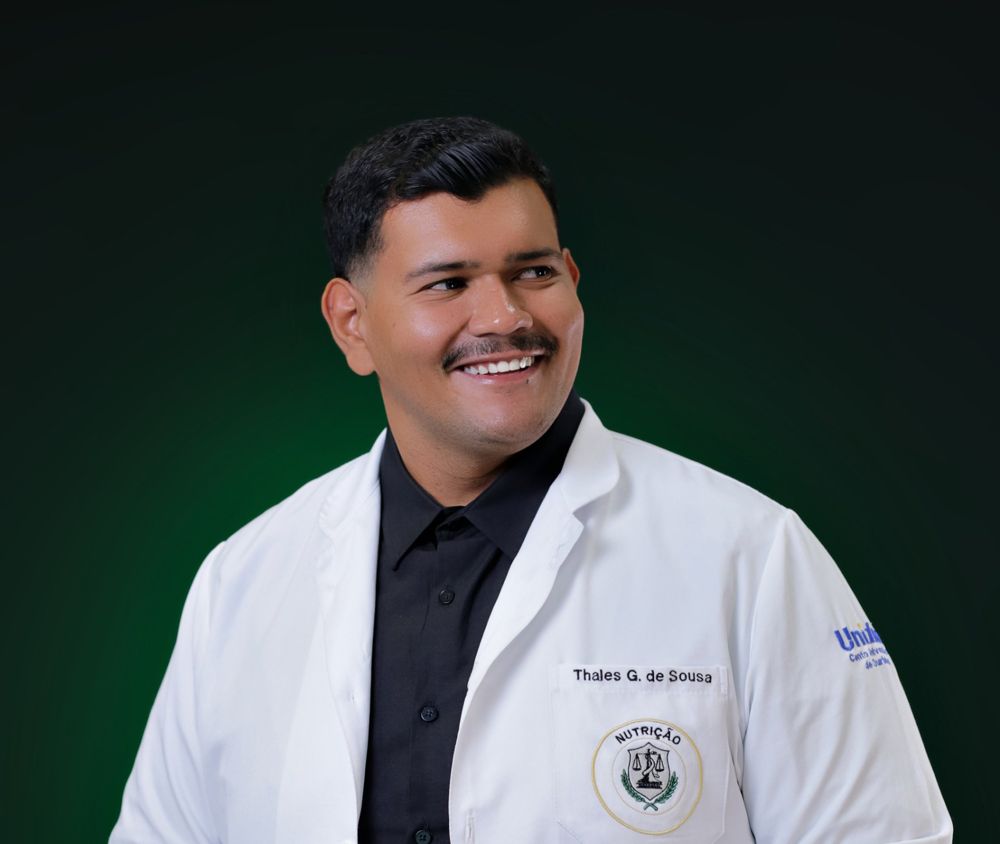 Thales olhando para o lado, sorrindo